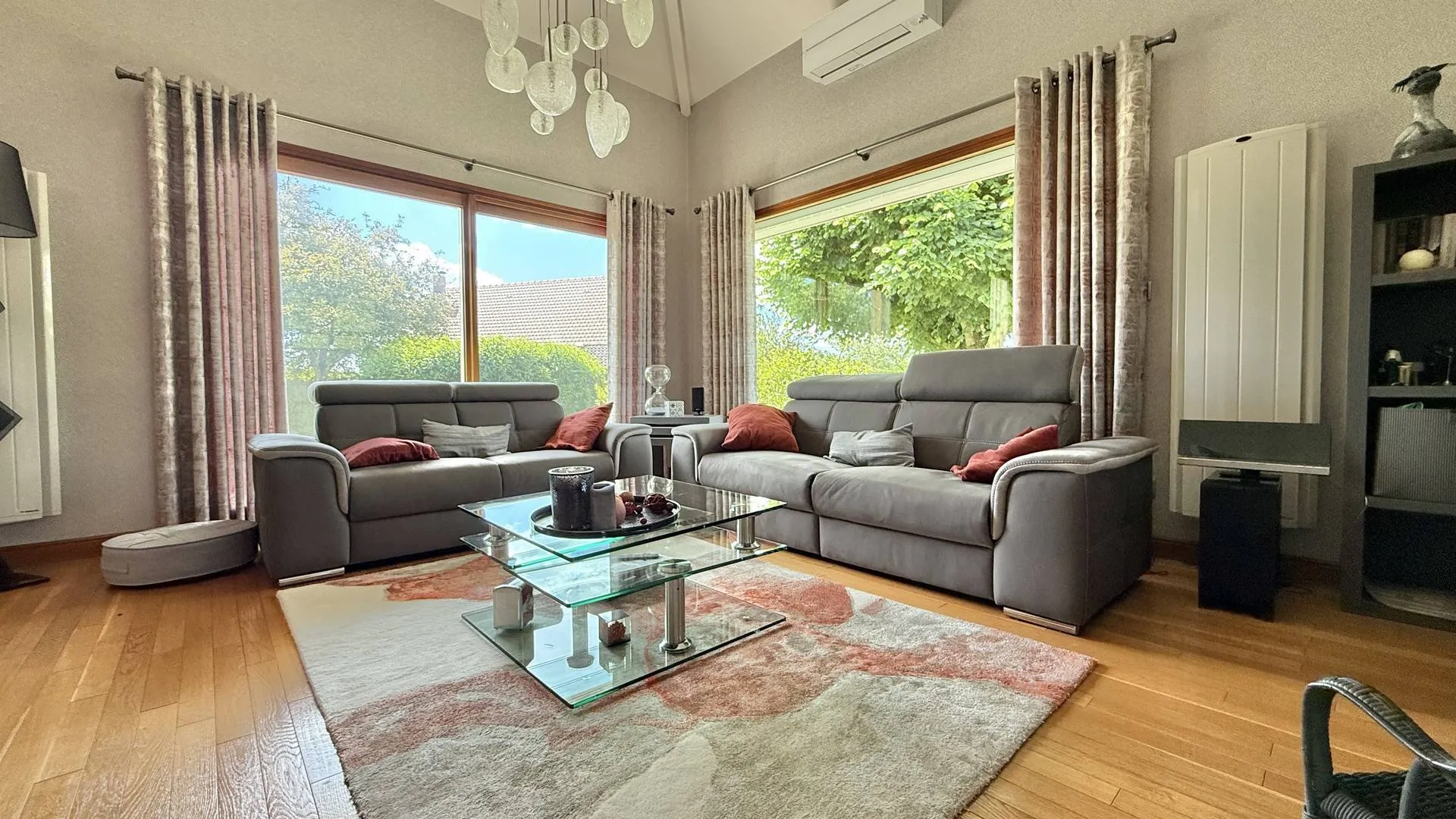 Salon cathédrale avec insert bois et accès terrasse : Pièce de vie généreuse pour des moments conviviaux.