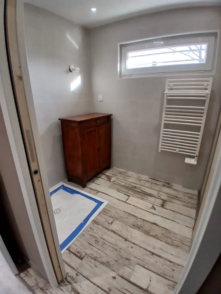 Aménagement complet d'un ancien garage en une pièce de vie