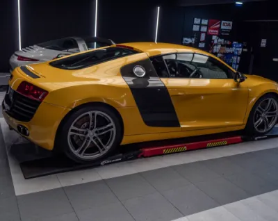 Transformation visuelle complète de l’Audi R8 avec un covering sur mesure dans nos ateliers près de Lorient.