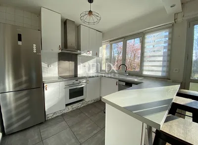 Cuisine ouverte aménagée et équipée 