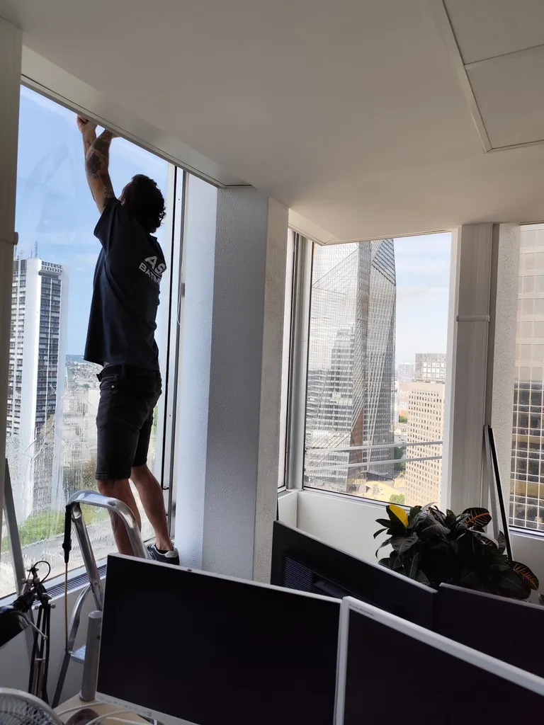 Films solaires effet transparent haute performance pour baies vitrées afin d’améliorer le  confort thermique des bureaux proche Paris la Défense 