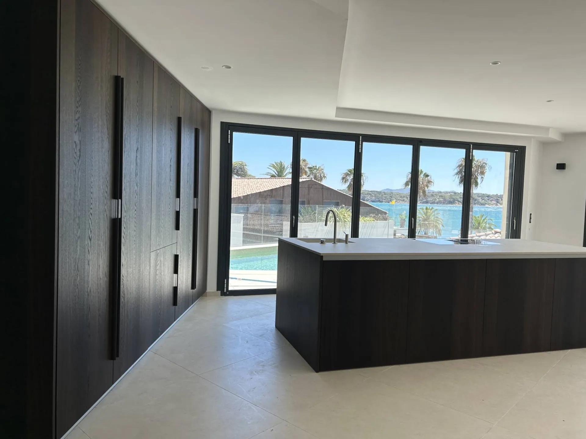 Photo d'une cuisine italienne très haut de gamme conçue et installée sur mesure à Sanary sur Mer dans le 83