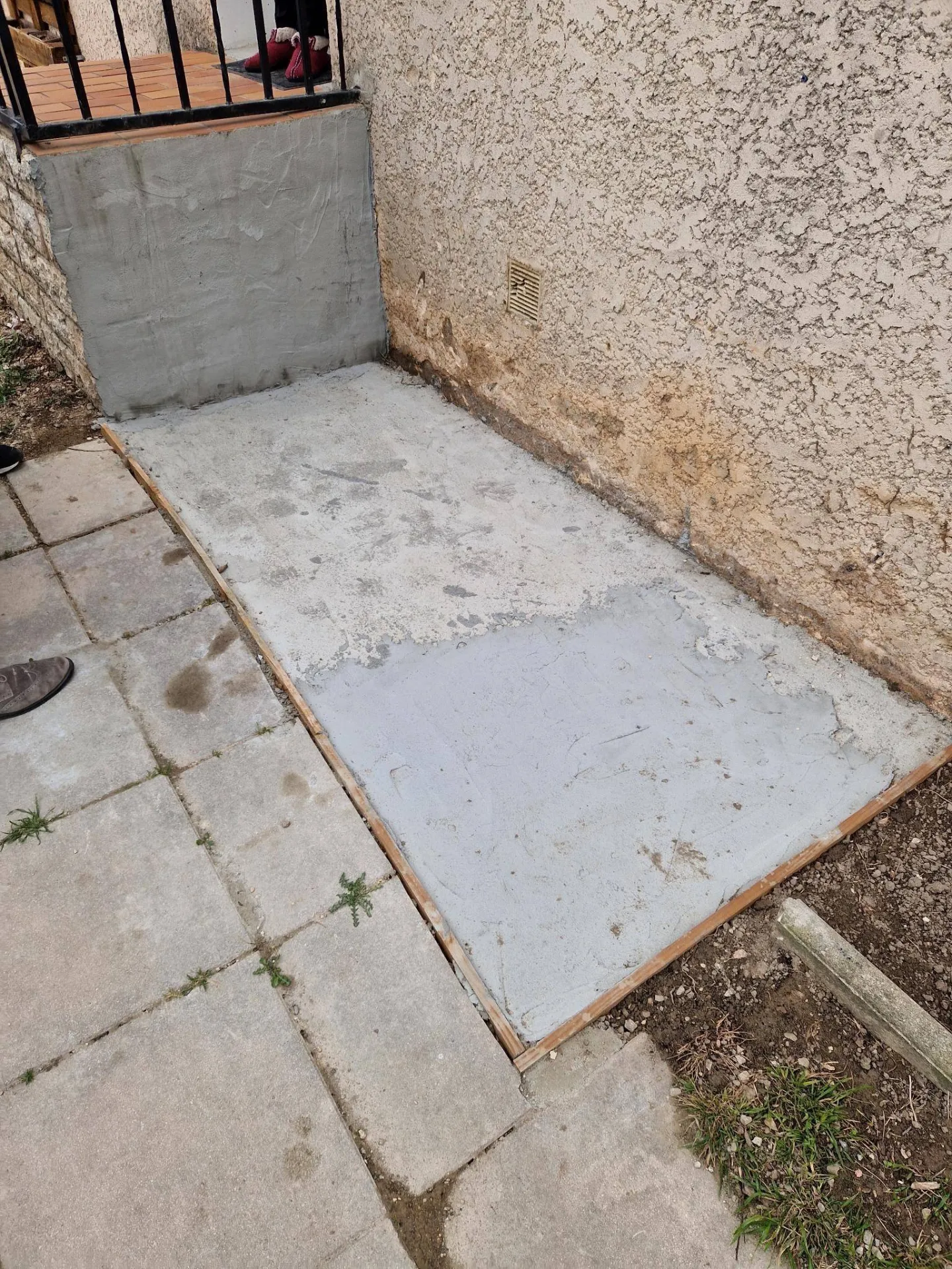 emplacement préparé à Noves pour recevoir l'élévateur vertical LIFTBOY en extérieur emplacement préparé à Noves pour recevoir l'élévateur vertical LIFTBOY en extérieur