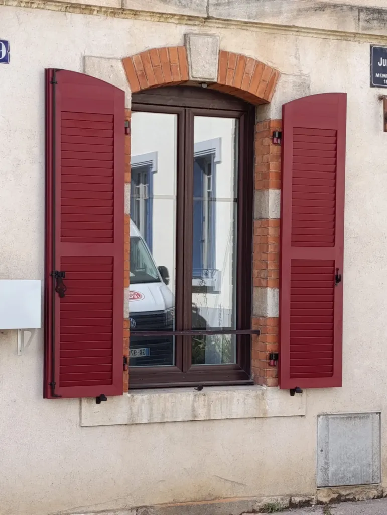 Fourniture et pose de volets battants persiennés en aluminium chez un particulier à Dijon en Côte d'Or