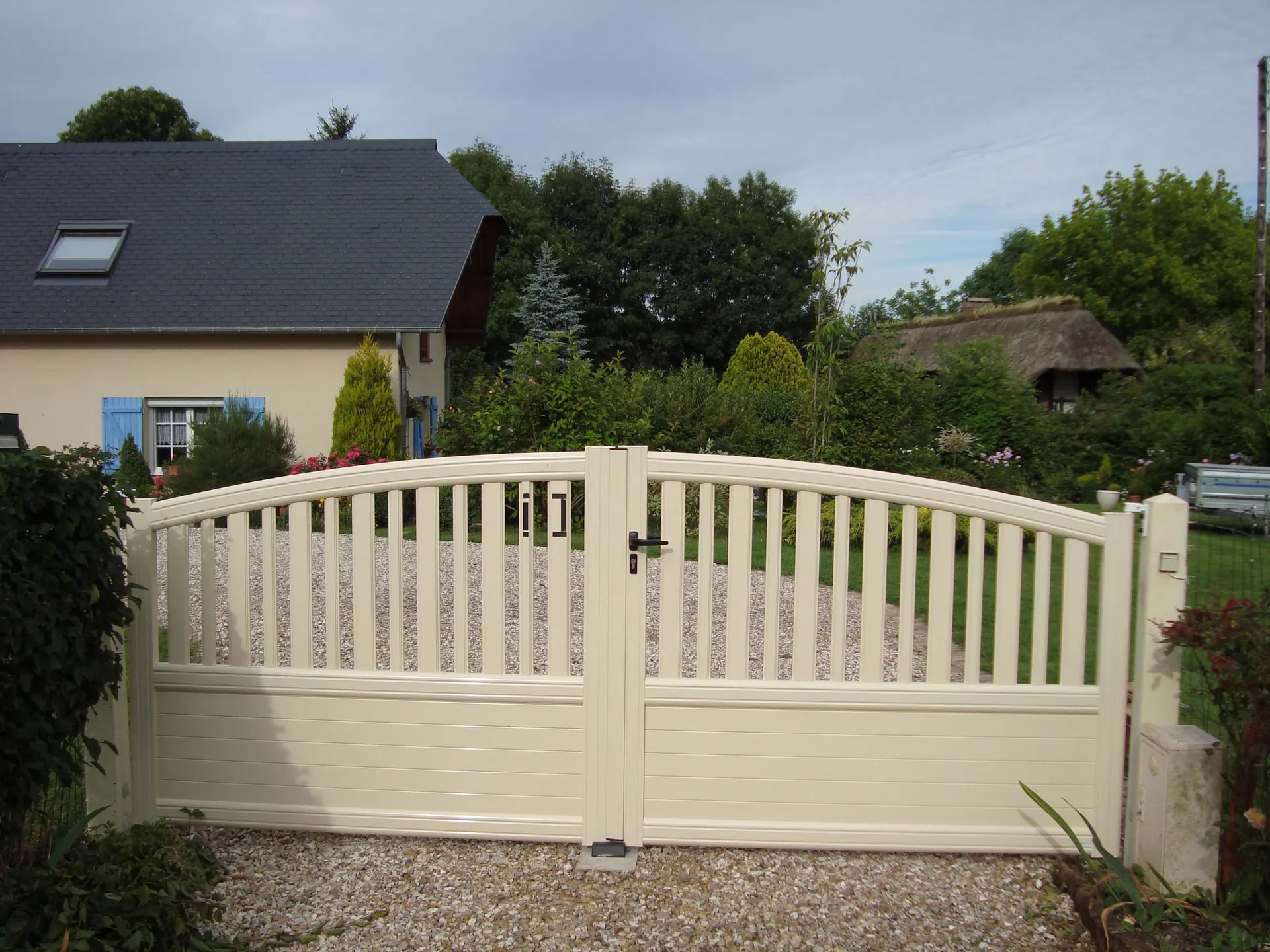 Installation de Portail en aluminium Battant, Modèle Esthétique Classique, Teintes Originales Sur-Mesure à Yvetot en Seine-Maritime 76 et Fauville-en-Caux