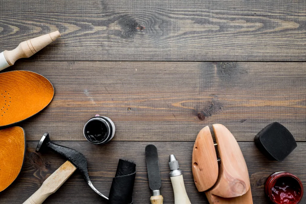 Cordonnerie et couture artisanale : réparation de chaussures, entretien du cuir et retouches de vêtements sur mesure