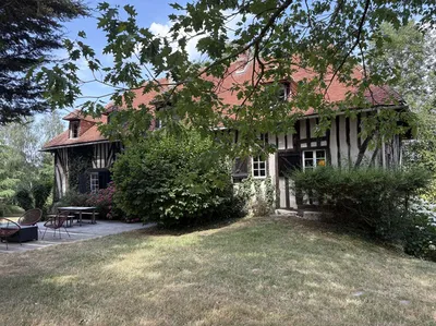 En vente - Pays d'AUGE DU CALVADOS, au sud de LISIEUX, belle maison normande en colombages sur un terrain de 5529m²