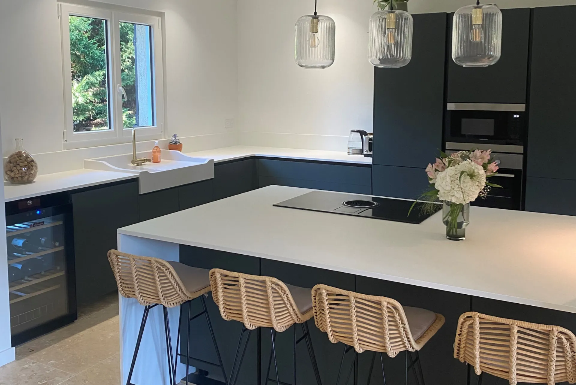 Conception d'une cuisine vert mat avec plan de travail stratifié blanc mat à Castelginest