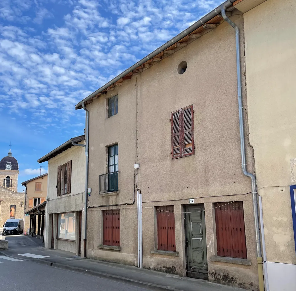 Façade de la maison avant ravalement avec enduit dégradé et fissures visibles à Belleville-en-Beaujolais