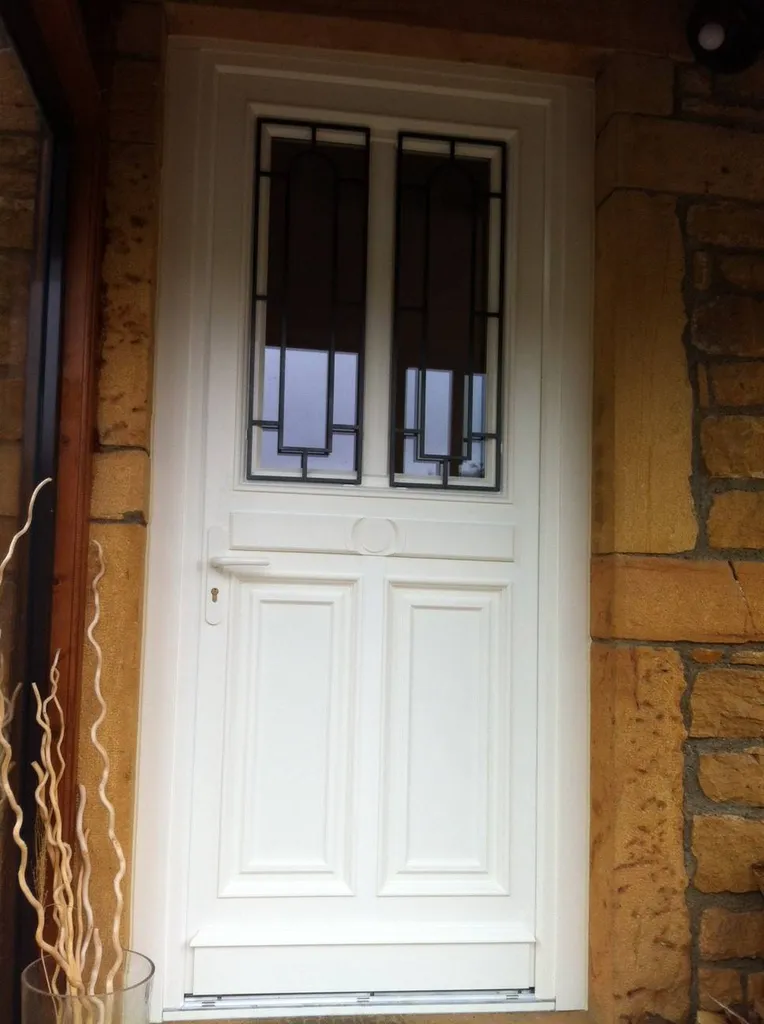 Rénovation de porte d'entrée en PVC avec vitrage de sécurité à Lyon  5eme