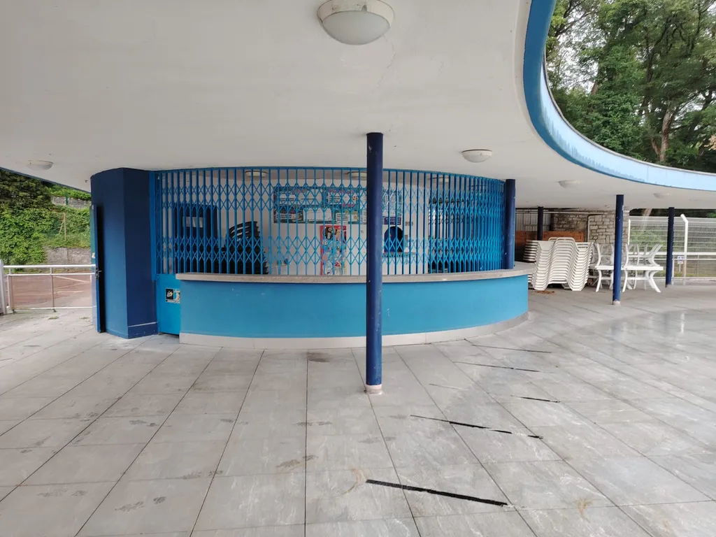 Installer une grille extensible pour piscine sécurisée à Marseille proche de Plan de Campagne