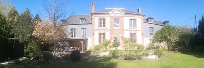 A vendre Propriété de Prestige édifiée sur plus de 3 300 m² au cœur d'Orbec dans le Calvados 14