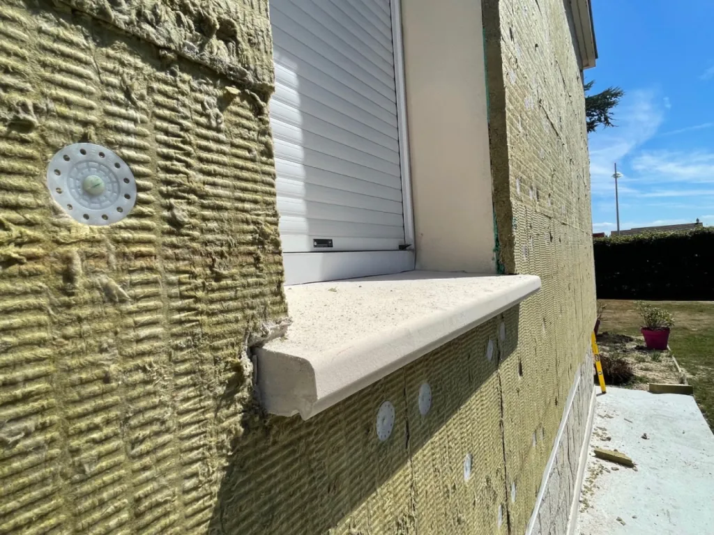 Isolation thermique par l’extérieur en laine de roche et enduit de façade projeté à la chaux aérienne réalisé par entreprise RGE près du Havre 76