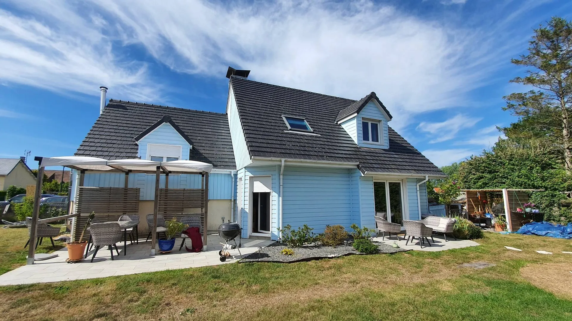 Votre agence vous présente cette belle maison ossature bois d'environ 160 m² habitales, bâtie en 2006 sur un terrain de 650 m² clos et paysagé, dans un quartier calme d'Offranville 76550. Cette belle construction comprend au rez-de-chaussée une entré