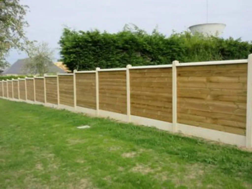 Vente et pose d’une clôture mixte en béton et en bois proche de Beuzeville 27, entre Caen et Pont Audemer