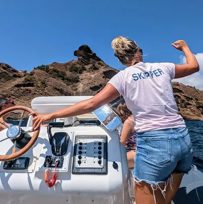 moment festif EVJF bateau La Ciotat et Cassis : éclats de rire entre amies à bord de l’Eden Boat, avec les falaises des Calanques en toile de fond