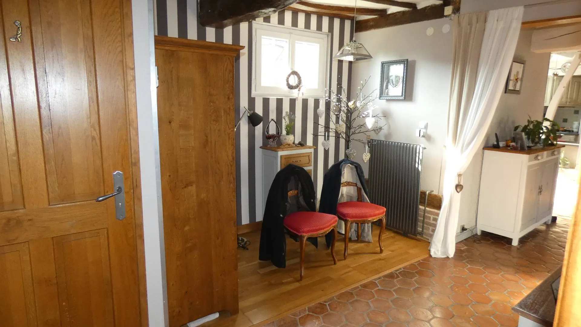 Vends : Située dans un village verdoyant du pays de Bray, cette propriété est à seulement 5 minutes d'un bourg avec toutes les commodités.