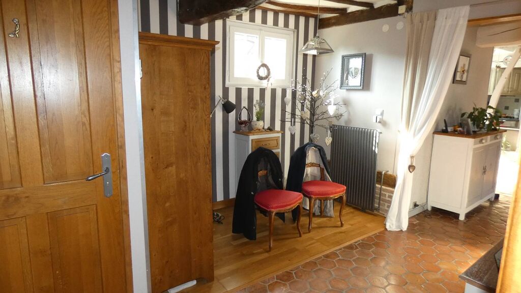 Vends : Située dans un village verdoyant du pays de Bray, cette propriété est à seulement 5 minutes d'un bourg avec toutes les commodités.