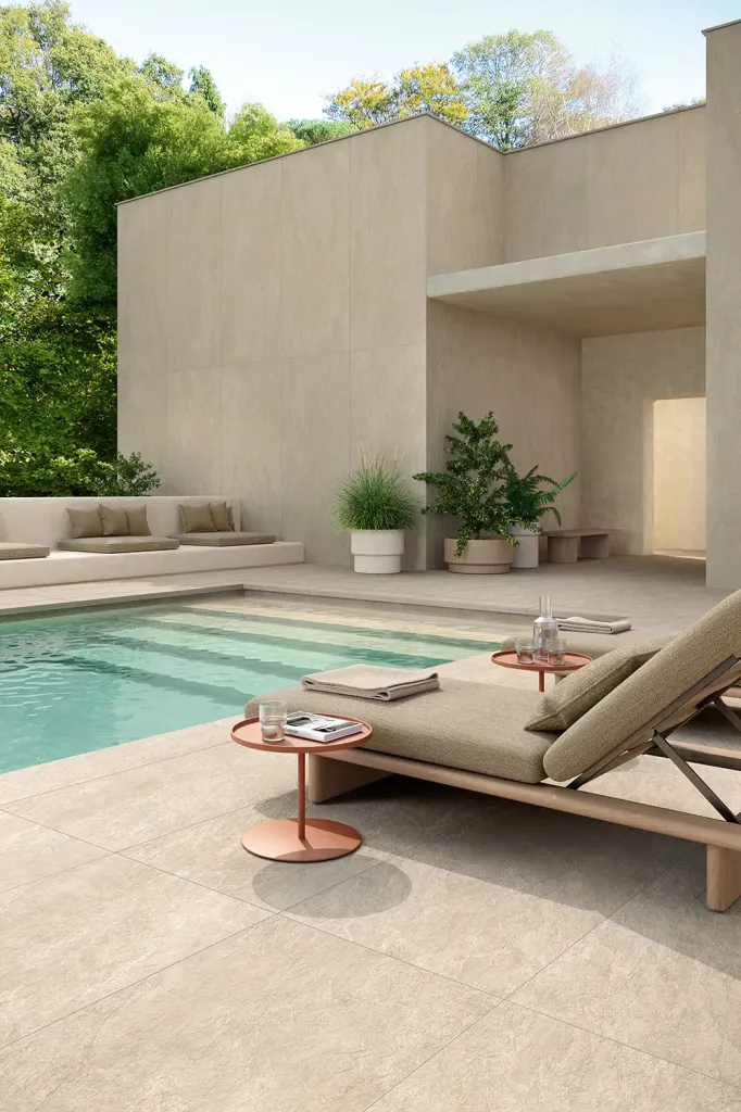 Sols en grès cérame aspect pierre naturelle, une solution haut de gamme pour un intérieur authentique et facile d’entretien à Isneauville proche de Rouen 76.