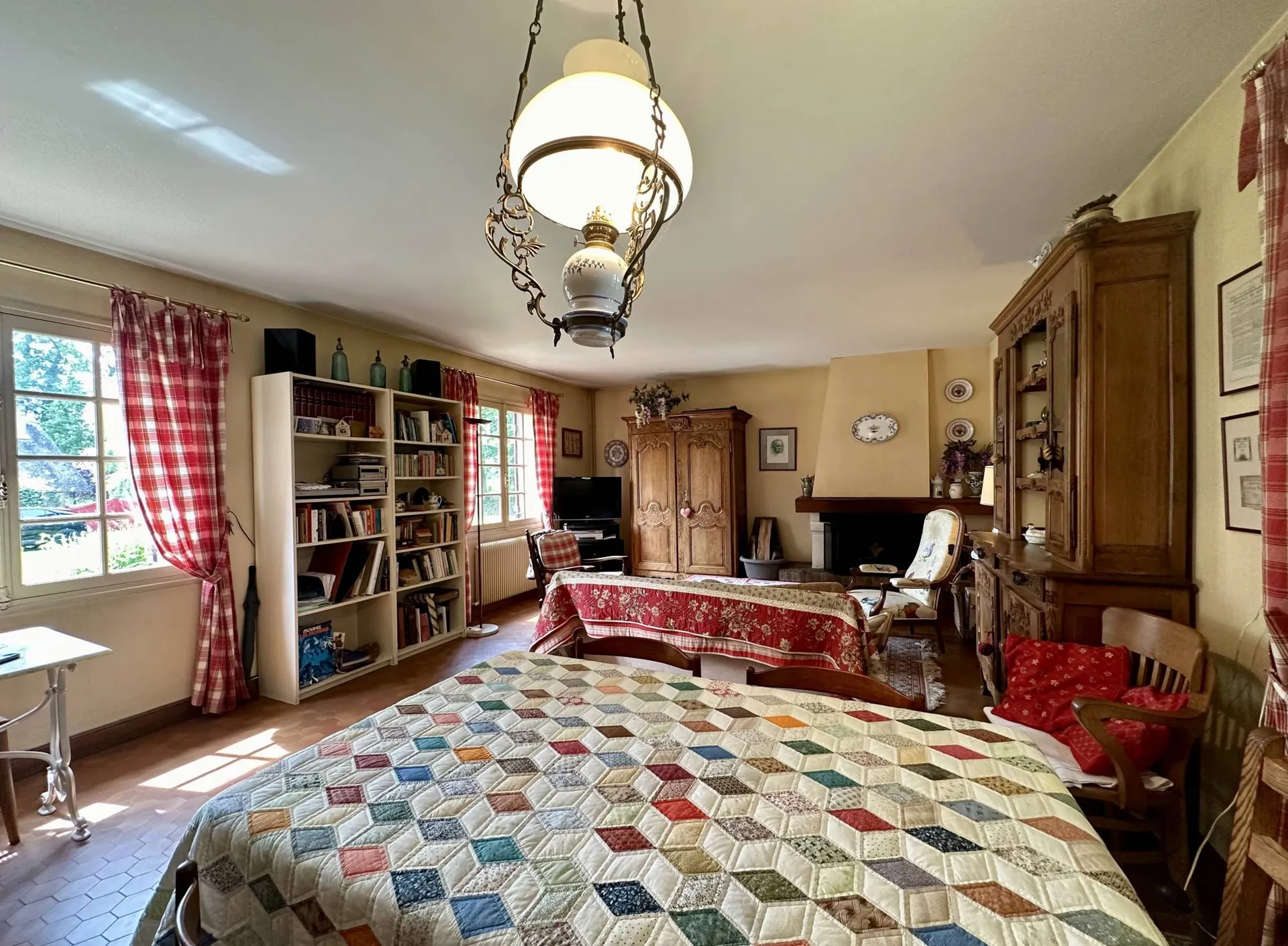 À vendre maison avec séjour-salon lumineux – Grandes fenêtres offrant une vue imprenable sur le jardin de 3000 m².