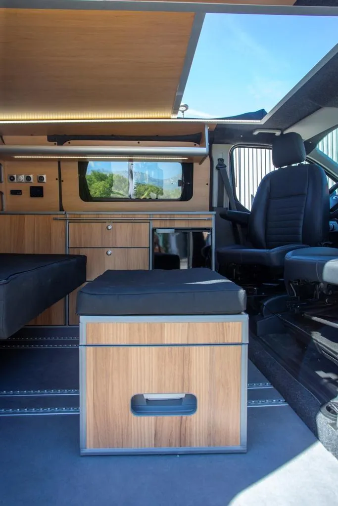 Aménagement intérieur Ford Transit Custom Long à Marseille : transformation de van familial sur-mesure dans les Bouches-du-Rhône