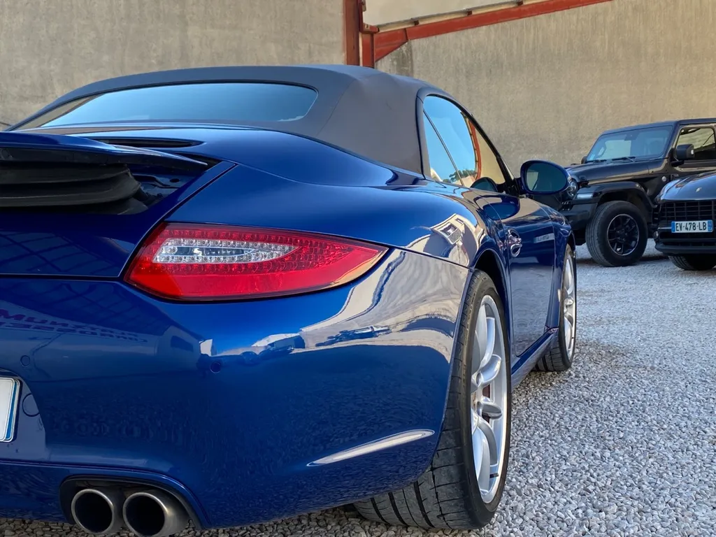 Carrosserie pour réparation à Carnoux, porsche 997 avec les deux ailes arrière abîmés. Platinum Carrosserie franchise offerte 