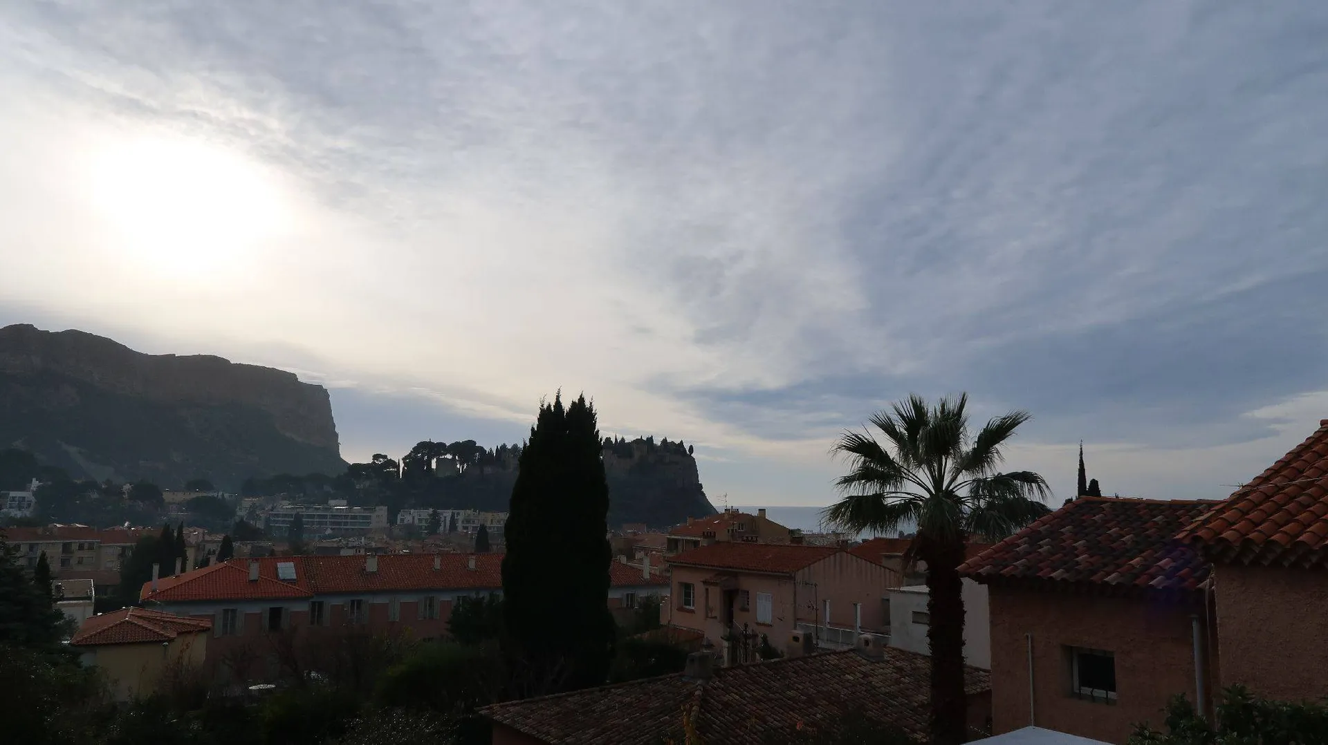 Cassis plein centre maison moderne entièrement rénovée avec appartement indépendant et terrasse vue Cap Canaille