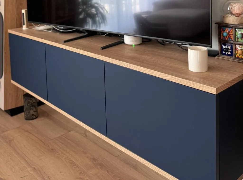 Meuble TV sur-mesure avec prise et tiroir à Tournefeuille