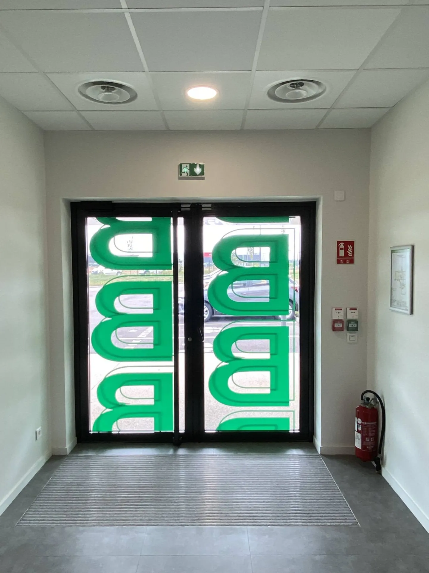 Pose et impression de lettres découpées sur vitre lyon