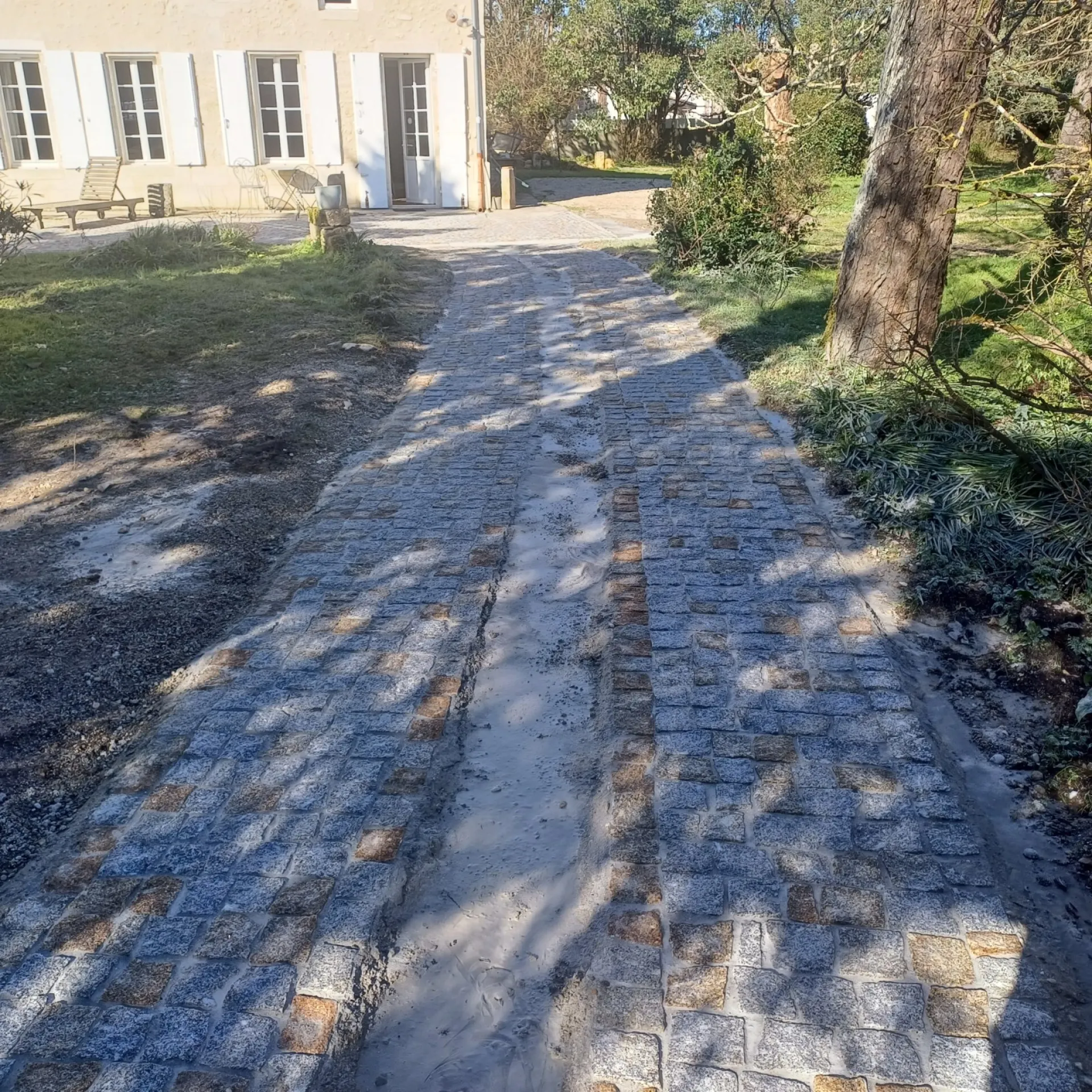 Terrassement et pose de pavés granit  sur la commune de la Brède :pour un parking durable et esthétique