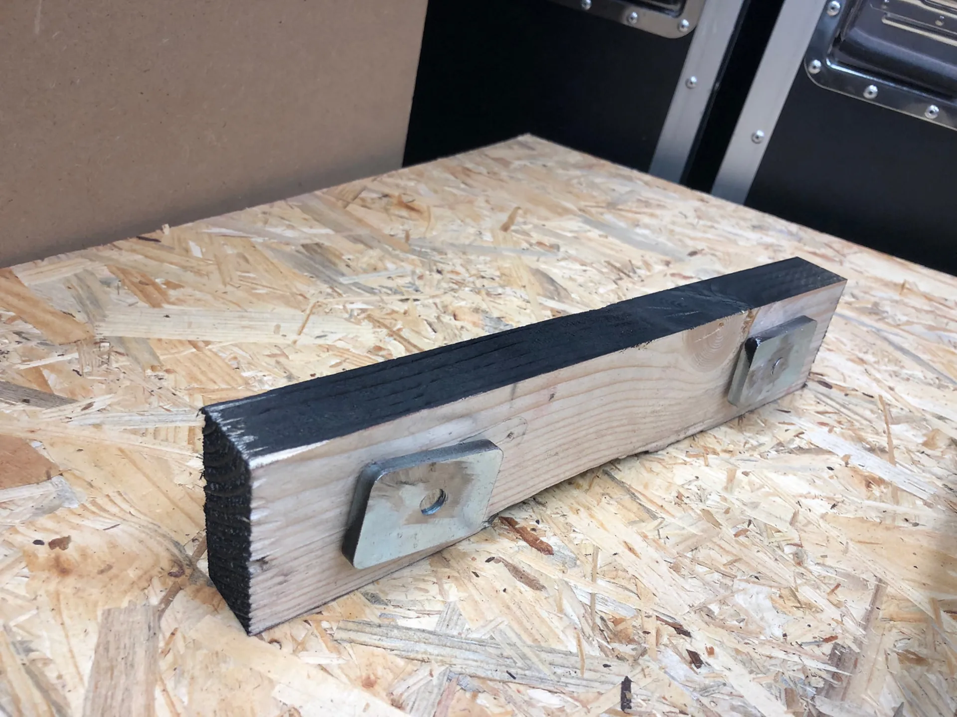 SUPPORT A FIXER SUR PODIUM POUR POSE RAMPE