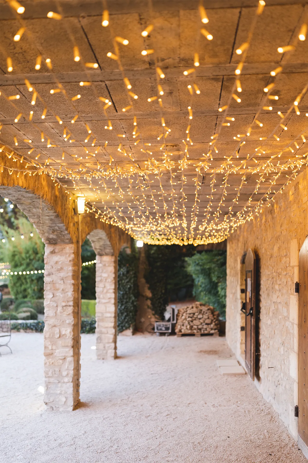 Privatisation domaine séminaire près de Gordes et de L'isle sur la Sorgue : domaine avec hébergement complet, salle de réunion climatisée, WiFi, avec activité balade en voiture de sport.