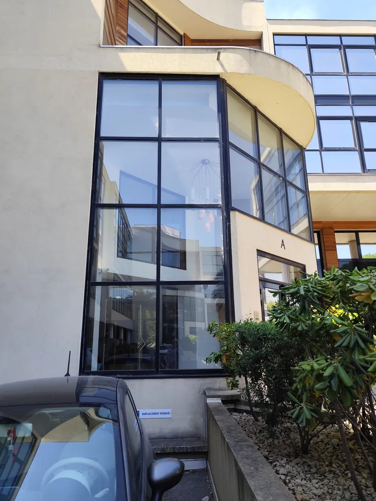 Installation de film solaire spectra 30 c pour grandes baies vitrées d’immeubles à Marignane – Solution anti-chaleur invisible pour copropriétés