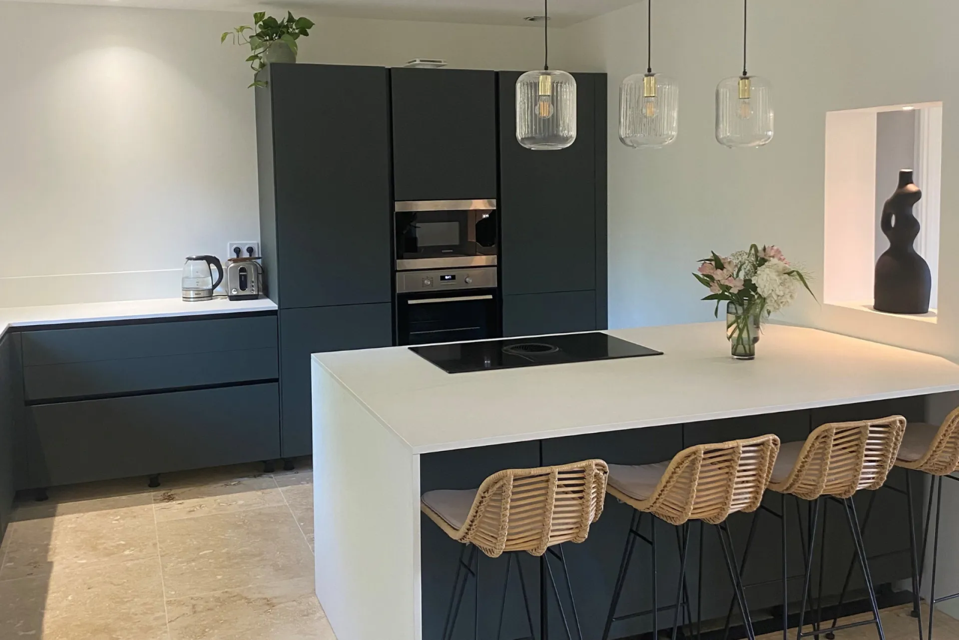 Cuisine vert mat avec cave à vin, plaque de cuisson et évier timbre à Castelginest en Haute Garonne