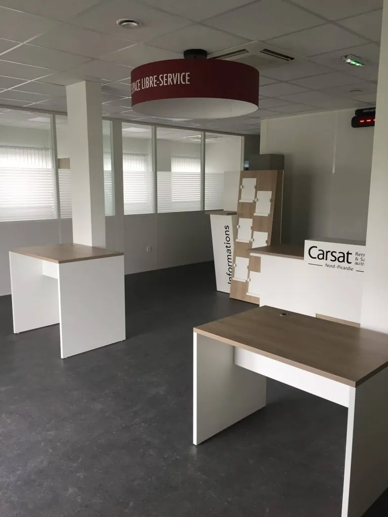 Aménagement de 50 bureaux opérationnels avec pose de cloisons amovibles à Arras