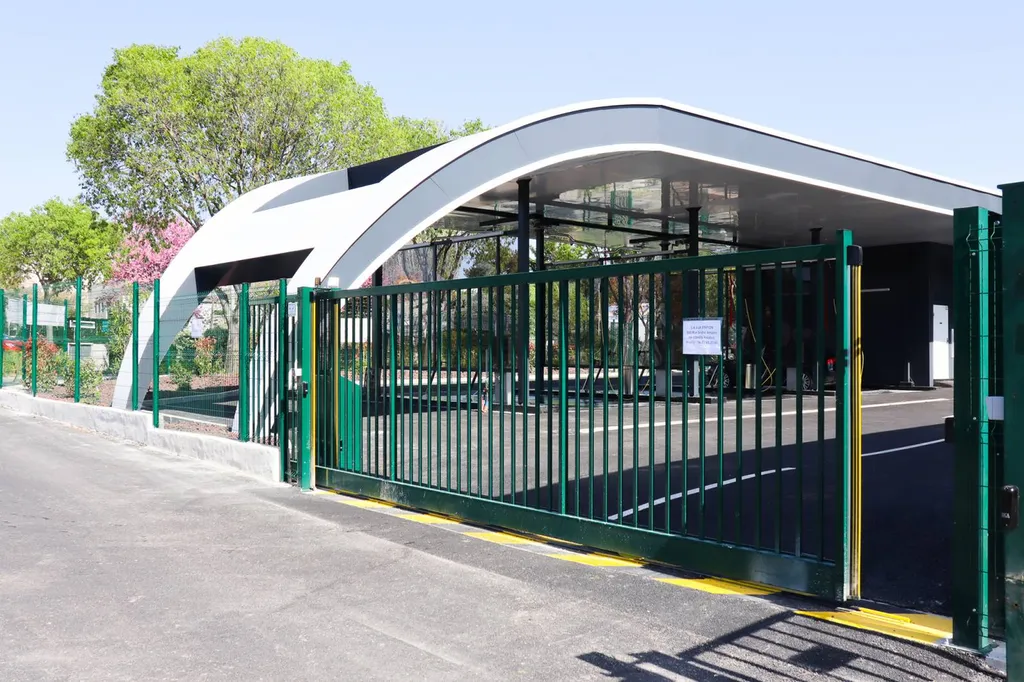 Installation d'un portail coulissant automatique à Aix-en-Provence en 2024