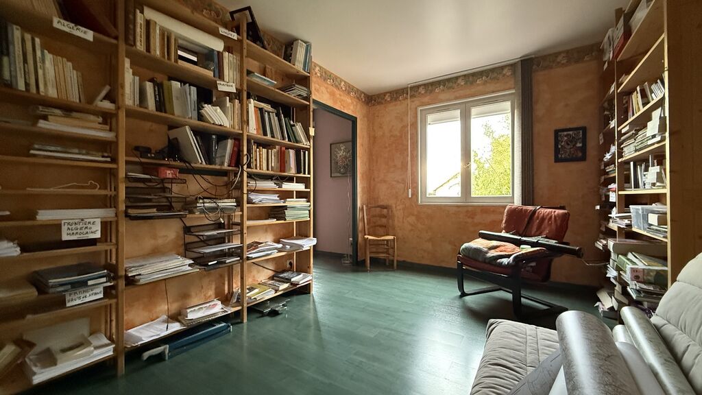 Propriété à vendre avec logement indépendant comprenant séjour de 25 m², chambre, cuisine aménagée et salle d’eau.