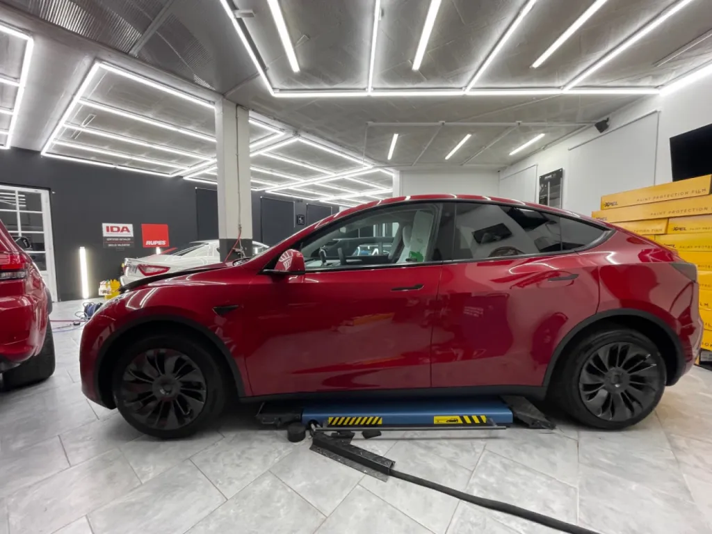 Devis personnalisé pour la pose d'un film de protection PPF XPEL sur une Tesla Model Y près de Monaco dans les Alpes-Maritimes