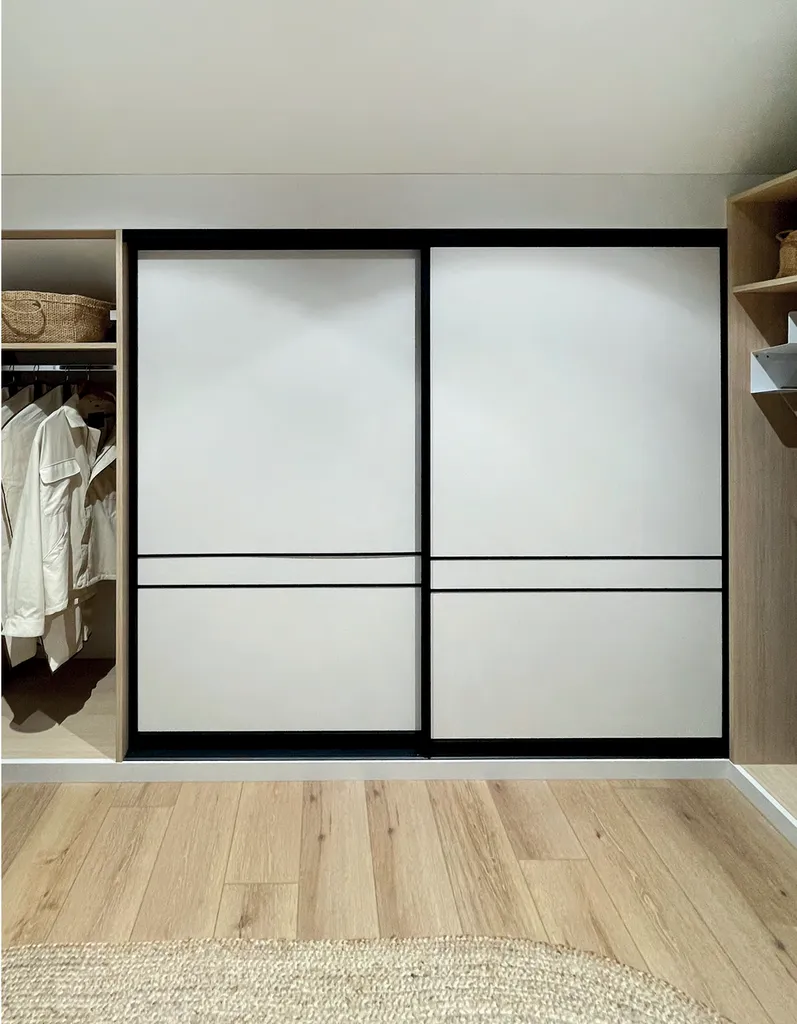 Portes de placard coulissantes tout hauteur : blanc et profil en alu noir près de Balmale Tarn 