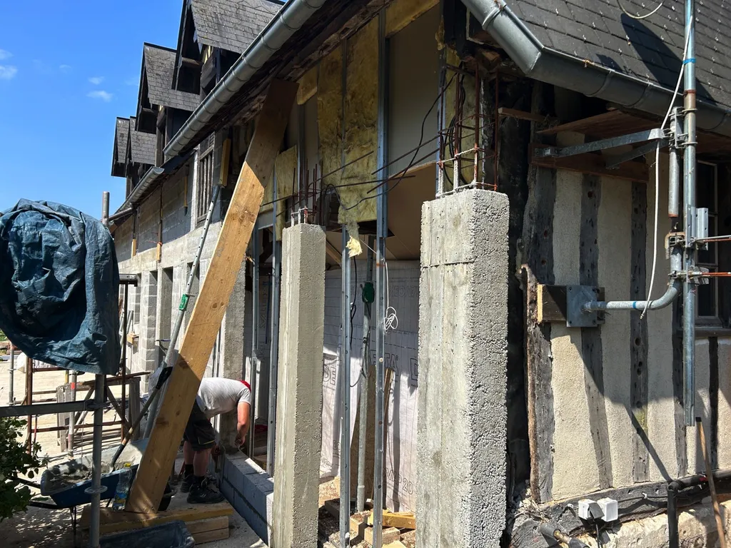 Rénovation de façade en colombages sur une maison à Gommerville