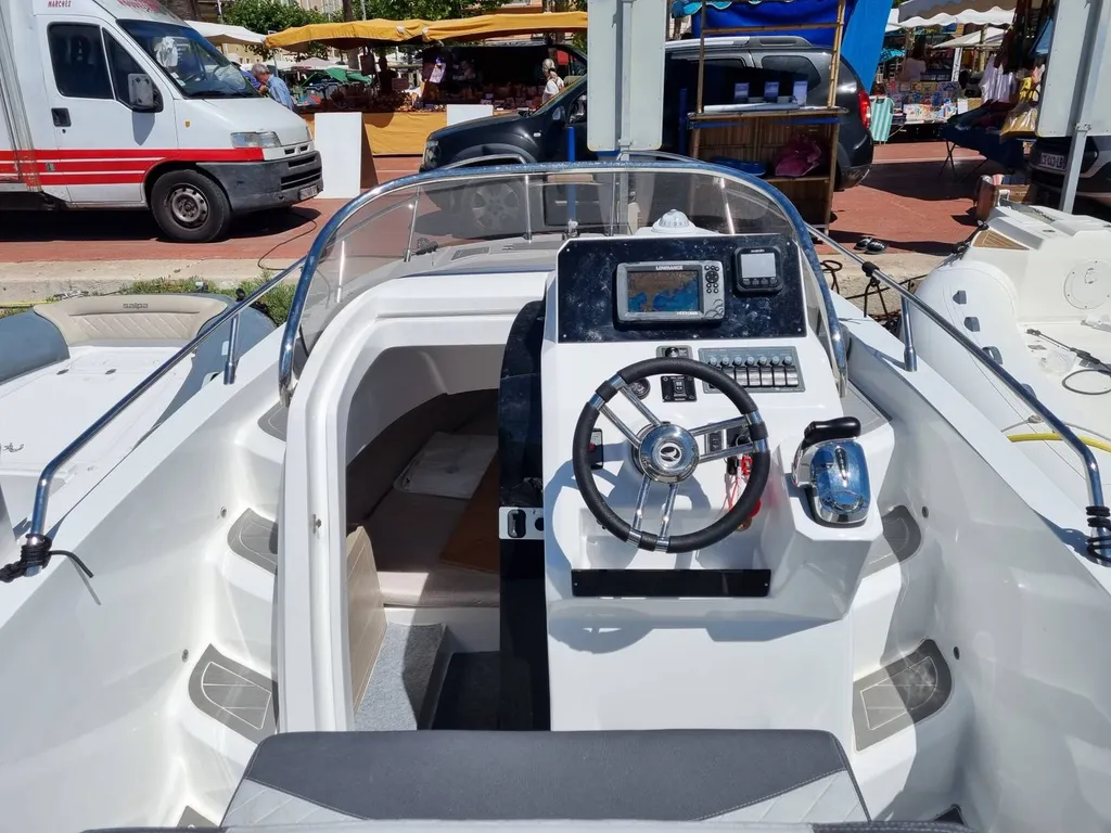 Louer une vedette avec cabine tout confort à Bandol 