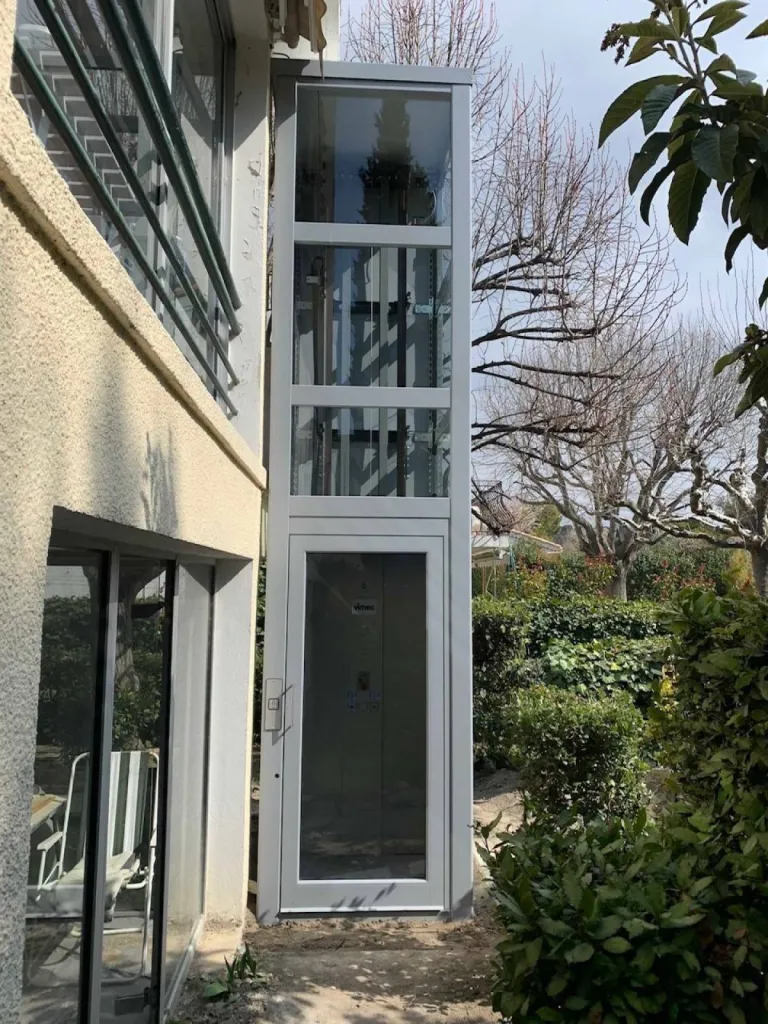 Le pylone VIMEC E10 s'insère parfaitement dans l'environnement à Marignane près d'Aix en Provence