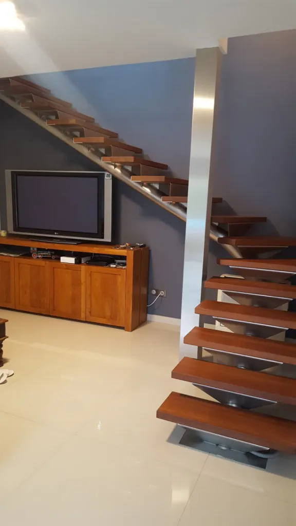 Habillage d'un escalier en inox et Iroko