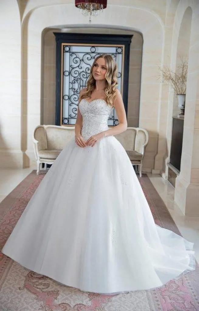 Boutique robe de mariée à Marseille robe princesse bustier strass brillante marquise robe de créateur Matrimonia 