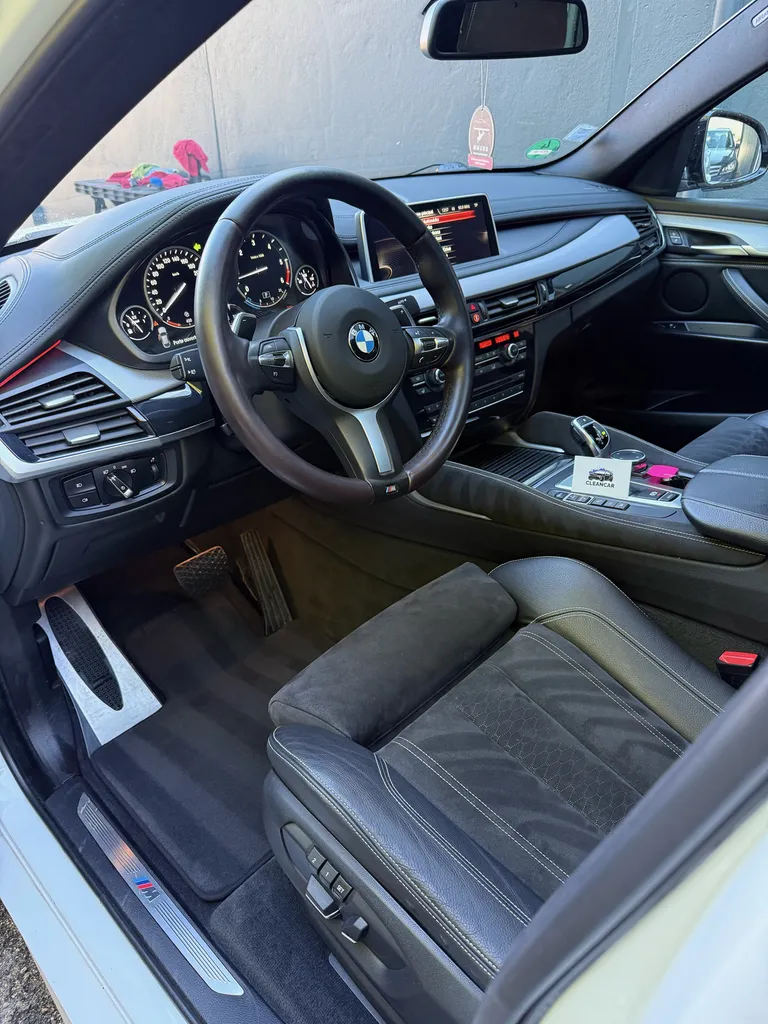 Nettoyage intérieur professionnel BMW X5 à Saint-Etienne avec traitement complet des surfaces et finitions haut de gamme
