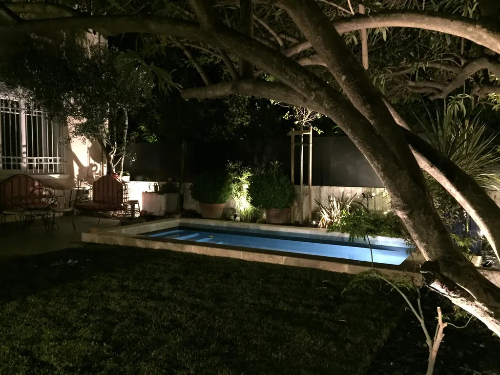 Éclairage autour d'une piscine à Avignon