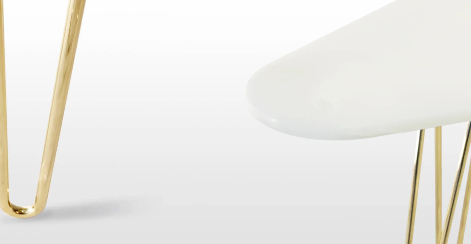 Mona: table basse design vintage en onyx blanc et pied hairpin legs laiton poli
