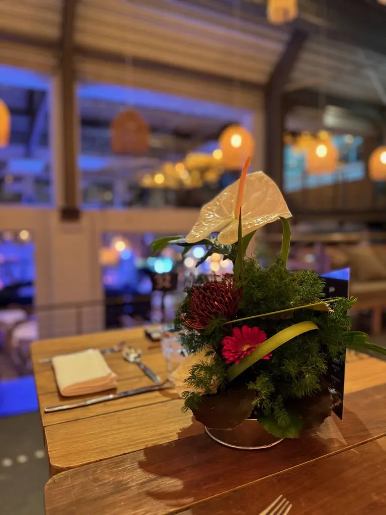 Centre de table contemporain avec fleurs exotiques