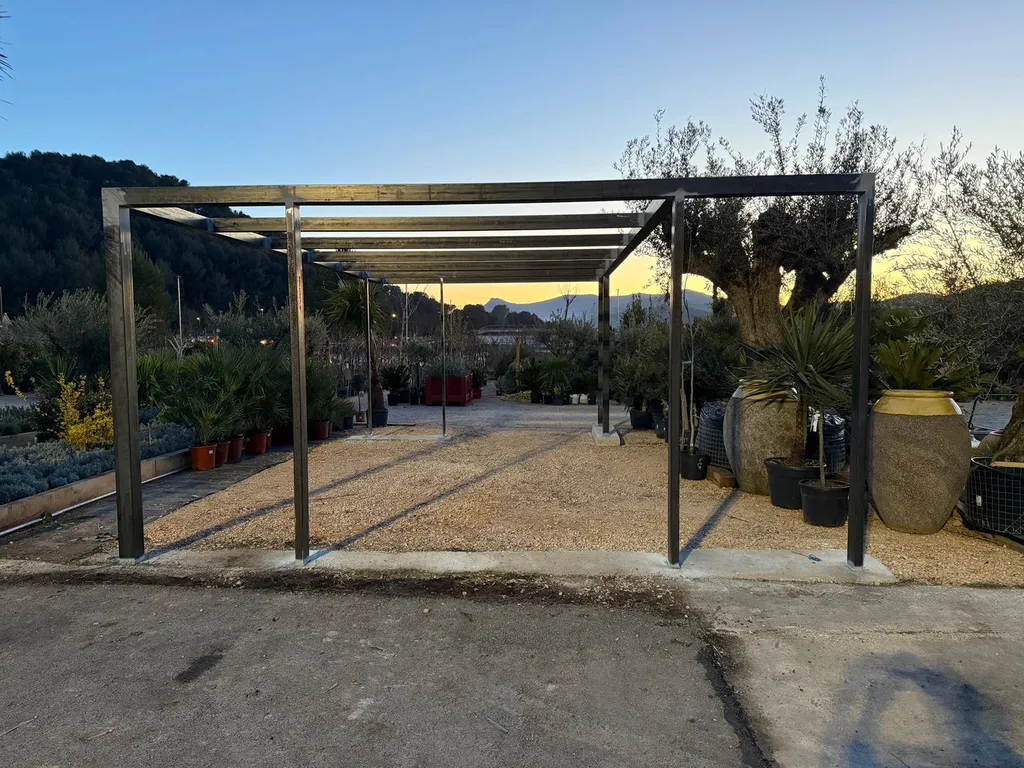 fabrication et installation pergola acier sur mesure pour mettre des canisses Vitrolles