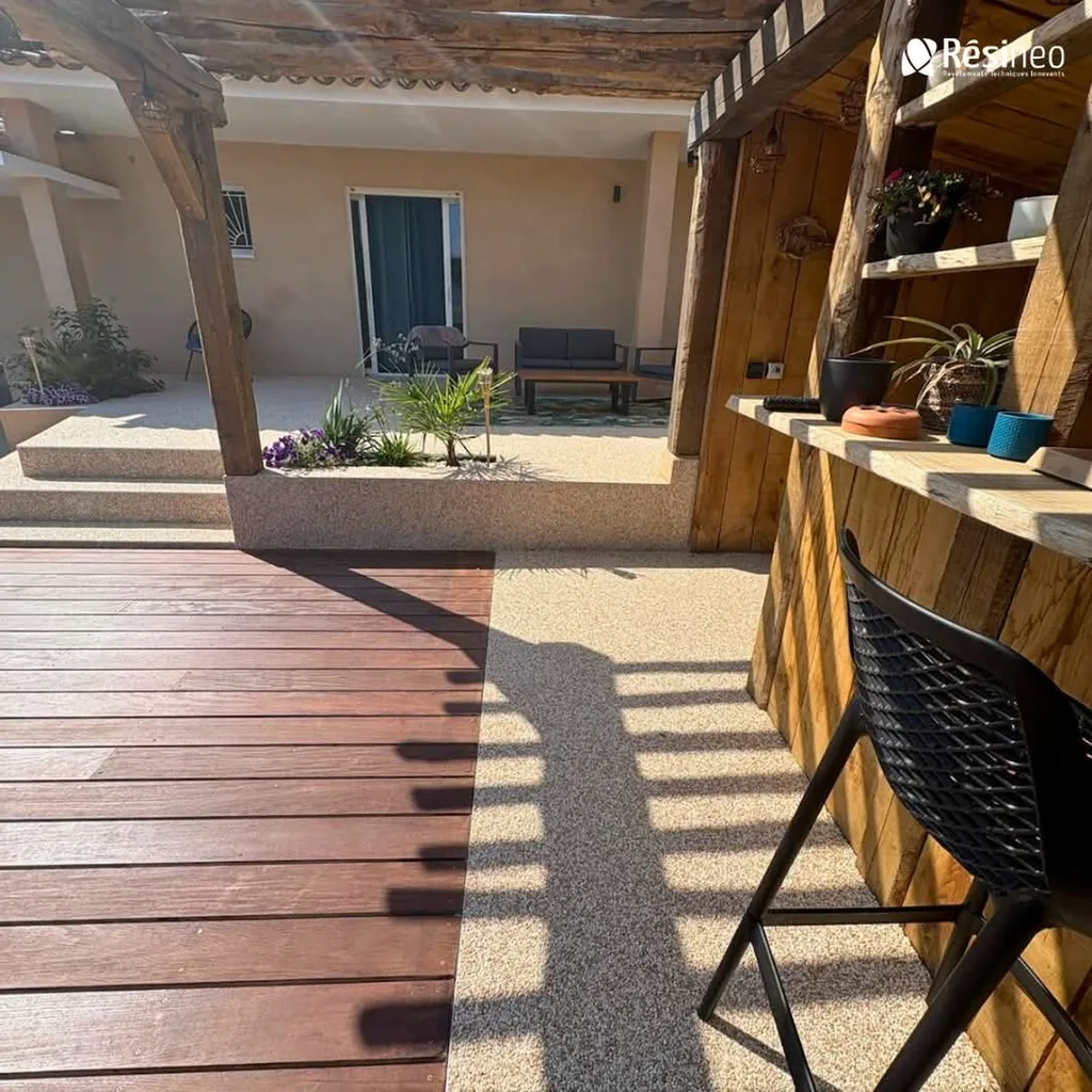 Aménagement d’un jardin exotique avec terrasse extérieure intégrée pour valoriser durablement les espaces paysagers résidentiels